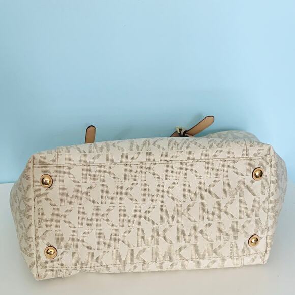 Michael Kors Jet Set Signature Tote in Vanilla - Picture 5 of 8